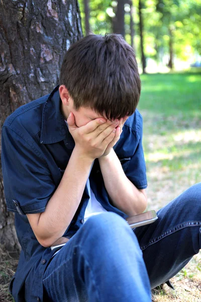 Triste adolescente ao ar livre — Fotografia de Stock