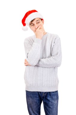 Santa Hat 'teki Dalgın Genç Adam Beyaz Arka plan' da tecrit edildiğini düşünüyor.