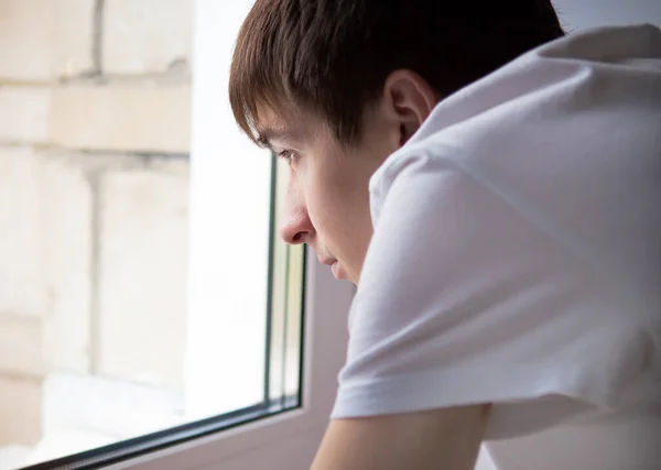 Trauriger Junger Mann Durch Das Fenster Zimmer — Stockfoto