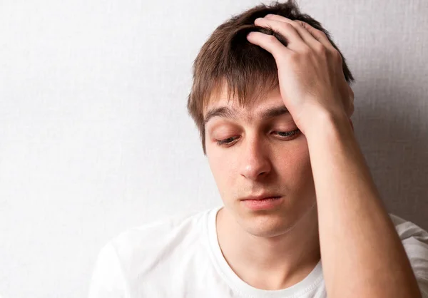 Triste Joven Junto Pared Habitación Retrato Cerca — Foto de Stock