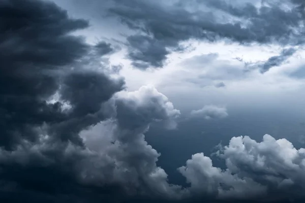 Dramatyczne Ciemne Chmury Przed Burzą Deszczem — Zdjęcie stockowe
