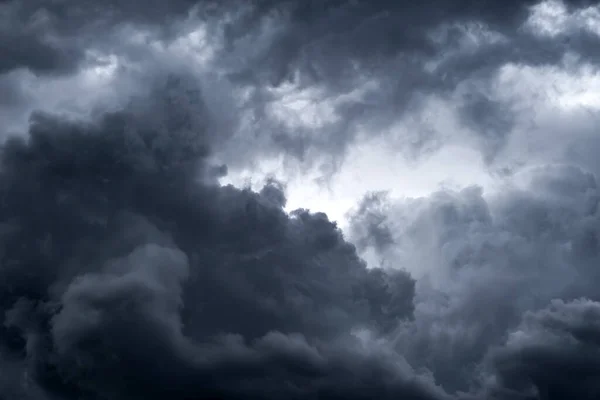 雷雨と雨の前に劇的な暗い雲 — ストック写真