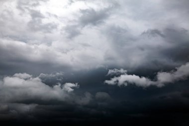 Fırtına ve Yağmurdan Önce Dramatik Kara Bulutlar