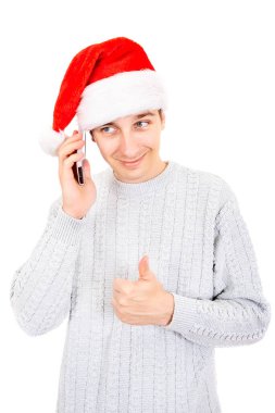 Beyaz arka planda izole edilmiş telefonu olan Santa Hat 'lı genç adam.