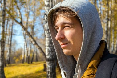 Sonbahar Ormanında Mutlu Genç Adam Portresi