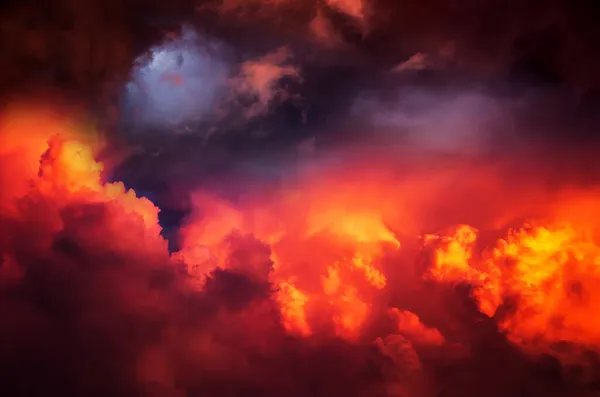 Nubes Oscuras Dramáticas Rojas Antes Tormenta Truenos Lluvia —  Fotos de Stock