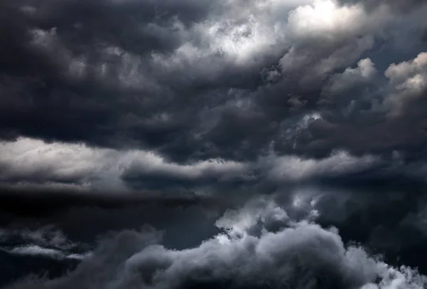 Δραματικά Σκοτεινά Σύννεφα Πριν Από Thunder Storm Και Βροχή — Φωτογραφία Αρχείου