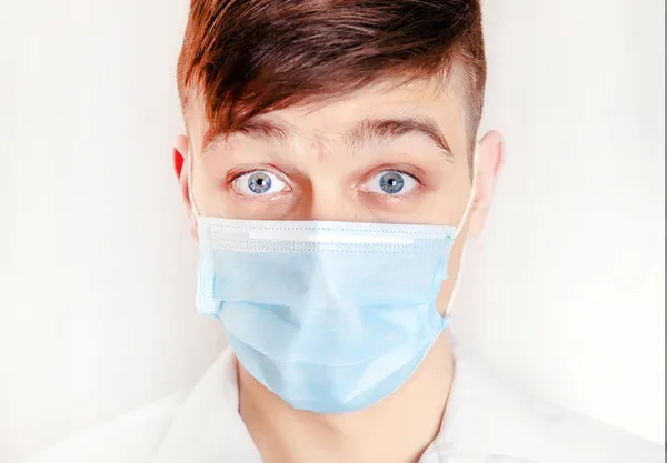 Orolig Ung Man Influensa Mask Den Vita Bakgrunden Närbild — Stockfoto