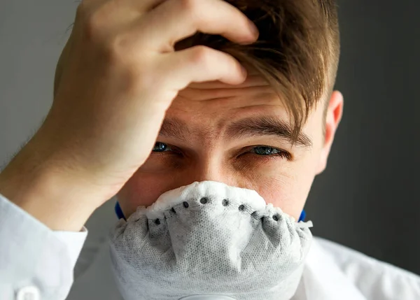 Triste Jovem Retrato Uma Máscara Gripe Fecho Sala — Fotografia de Stock