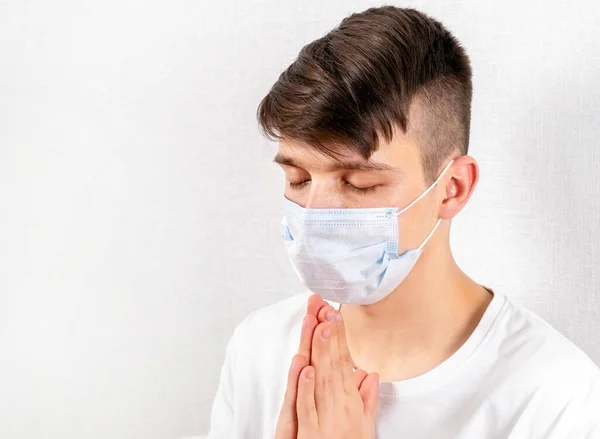 Junger Mann Mit Grippemaske Betet Der Wand Raum — Stockfoto