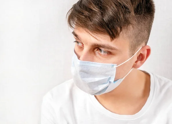 Porträt Eines Traurigen Jungen Mannes Mit Grippemaske Der Wand Raum — Stockfoto