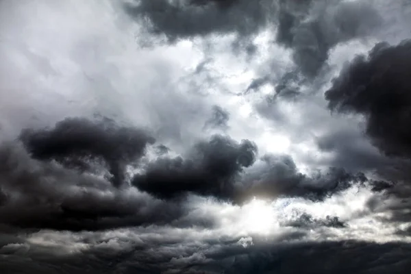 雷雨と雨の前に劇的な暗い雲 — ストック写真