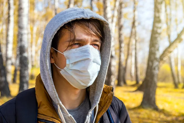 Jonge Man Het Griepmasker Het Herfstbos Alleen — Stockfoto