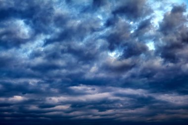 Fırtına ve Yağmurdan Önce Dramatik Kara Bulutlar