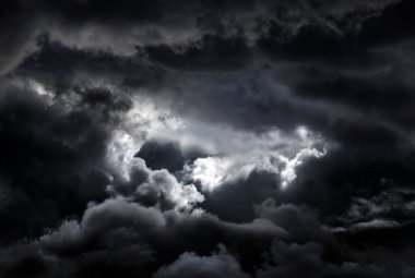 Fırtına ve Yağmurdan Önce Dramatik Kara Bulutlar