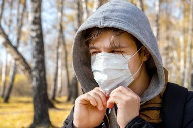 Güz Ormanında Grip Maskeli Genç Adam Tek Başına