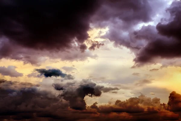 Драматичні Темні Хмари Перед Громовим Штормом Дощем — стокове фото