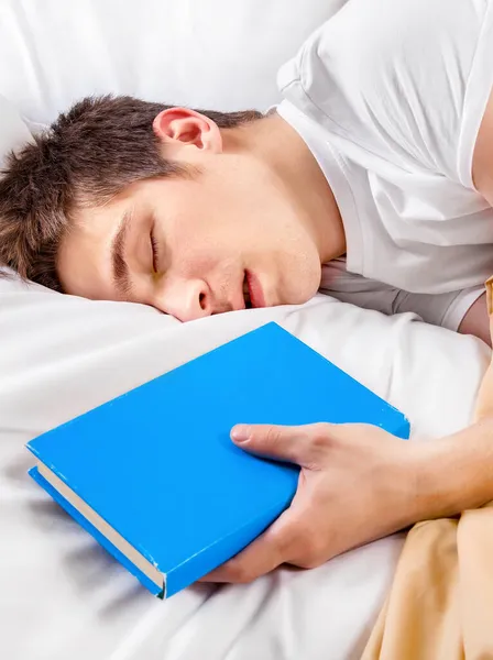 Joven Cansado Duerme Cama Con Libro Casa — Foto de Stock