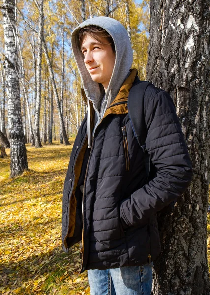 Sonbahar Ormanında Mutlu Genç Adam Portresi