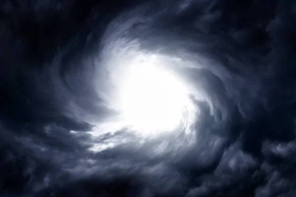 Whirlwind Desfocado Com Uma Luz Nas Nuvens Escuras Tempestade — Fotografia de Stock