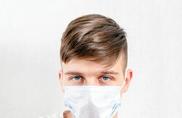 Retrato Joven Con Una Máscara Gripe Junto Pared — Foto de Stock