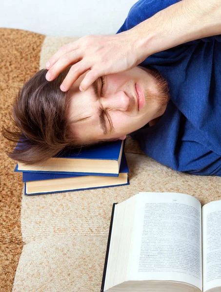 Jeune Homme Avec Une Booka Sentir Mal Tête Sur Canapé — Photo