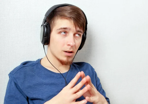 Junger Mann Mit Kopfhörer Hört Musik — Stockfoto