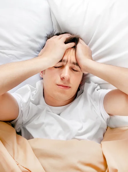 Hombre Siente Dolor Cabeza Cama Casa —  Fotos de Stock