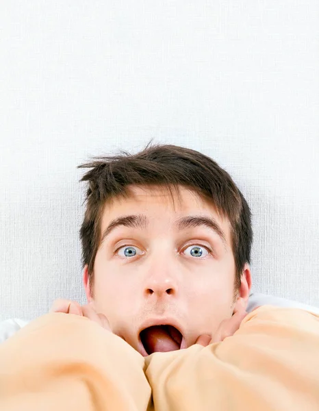 Evdeki Yatakta Battaniyenin Altında Şaşırmış Genç Adam — Stok fotoğraf