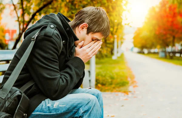 Sad Young Man Zitten Bank Het City Street — Stockfoto