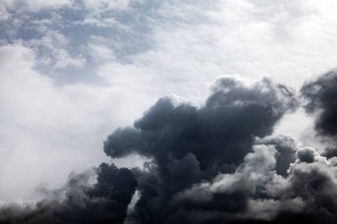 Karanlık ve dramatik fırtına bulutları arka plan