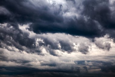 Karanlık ve dramatik fırtına bulutları arka plan