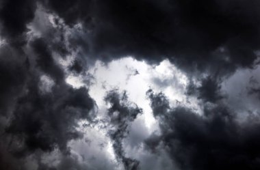 Karanlık ve dramatik fırtına bulutları arka plan