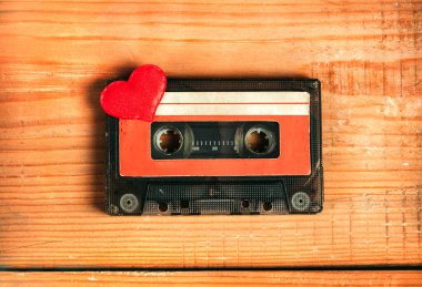 Tahta Plank 'ta Kırmızı Kalpli Eski Ses Kasedi
