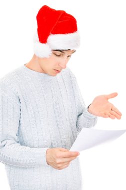 Santa Hat 'taki genç adam Beyaz Arkaplan' da izole edilmiş bir belgeyi okudu.