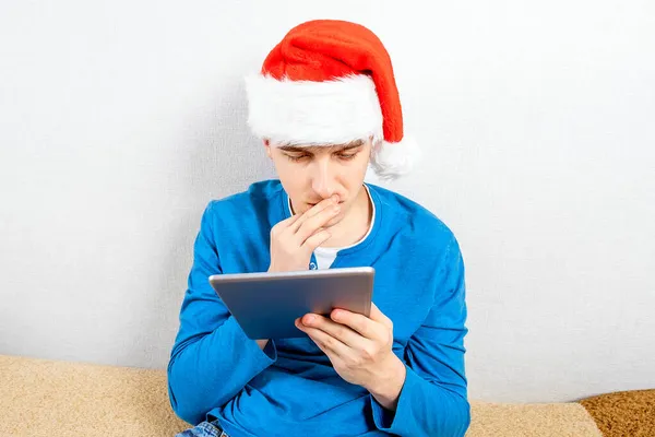 Jovem Santa Chapéu Com Computador Tablet Perto Parede Branca — Fotografia de Stock