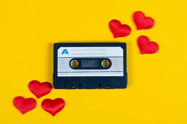 Cassete Áudio Antigo Com Corações Vermelhos Fundo Papel Amarelo Close — Fotografia de Stock