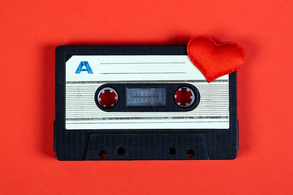 Cassete Áudio Antigo Com Coração Vermelho Fundo Papel Vermelho Close — Fotografia de Stock