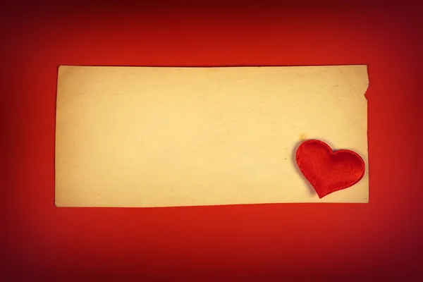 Herzform Und Altes Blankopapier Auf Rotem Papier Hintergrund Nahaufnahme — Stockfoto