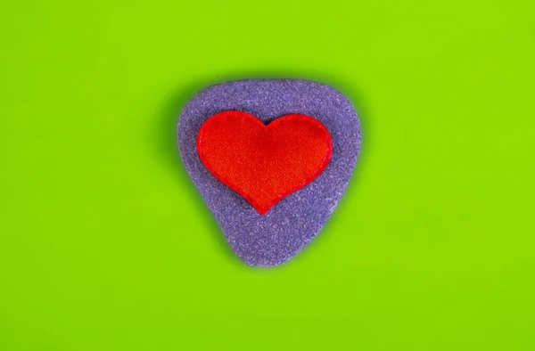 Форма Сердца Камешке Фоне Зеленой Бумаги Крупным Планом — стоковое фото