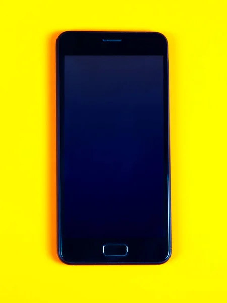 Mobilní Telefon Prázdnou Obrazovkou Pozadí Žlutého Papíru Detailní Záběr — Stock fotografie
