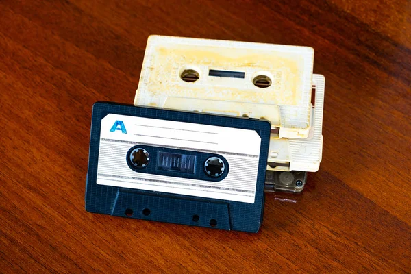 Alte Tonbandkassetten Auf Einem Holztisch Hintergrund Nahaufnahme — Stockfoto