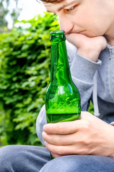 Üzgün Genç Adam Açık Havada Bira Şişesi Tutuyor — Stok fotoğraf