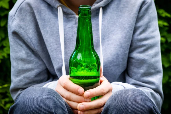Pessoa Segurar Uma Garrafa Cerveja Close Livre — Fotografia de Stock