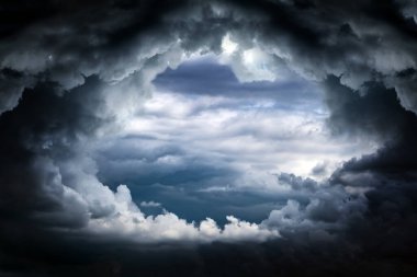 Karanlık ve Dramatik Fırtına Bulutlarında Delik