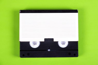 Yeşil Kağıt Arkaplanda Kutulu Retro Video Kaset