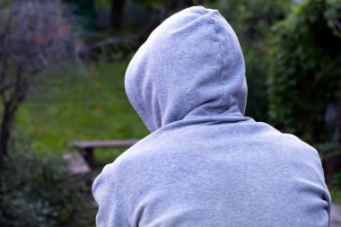 Kapüşonlu Yalnız Genç Adam 'ın Arka Görünümü
