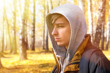 Sonbahar Ormanında Üzgün Genç Adam Portresi