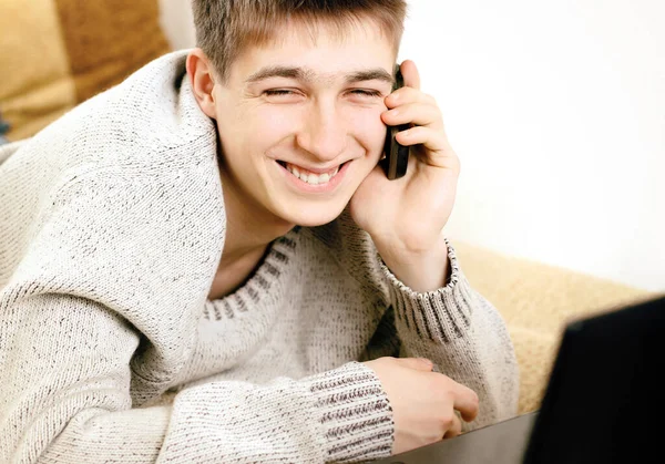 Šťastný Mladý Muž Mobilním Telefonem Domě — Stock fotografie