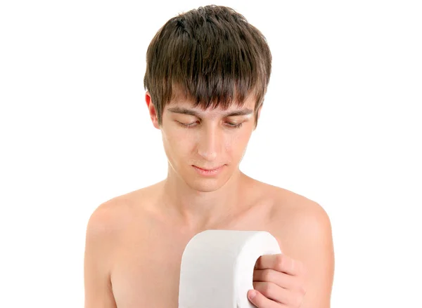 白い背景に隔離されたトイレットペーパーを持つ若い男 — ストック写真